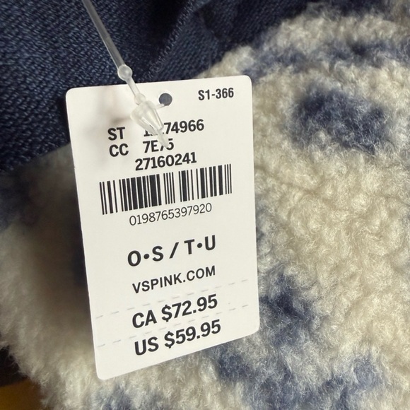 NWT Victoria’s Secret Plush Weekender Bag - Picture 5 of 6